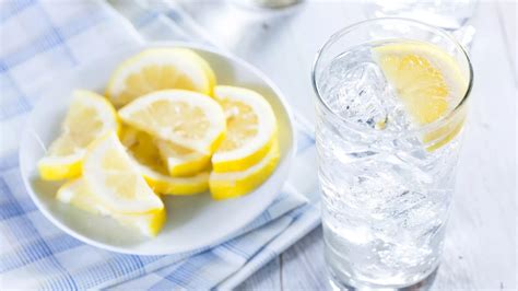 Вода с лимоном и сахаром для улучшения пищеварения