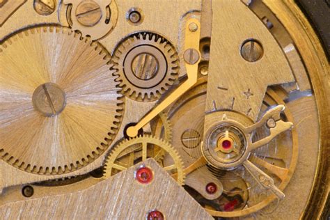 Исторические данные об обращении стрелок на механических часах