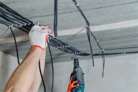 Компетентные специалисты для укладки кабеля на потолке