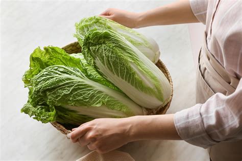 Кому лучше не употреблять капусту сырую