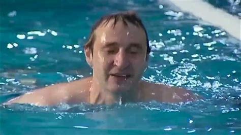Опасность уколов в бассейне