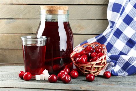 Особенности употребления вишни из компота для здоровья