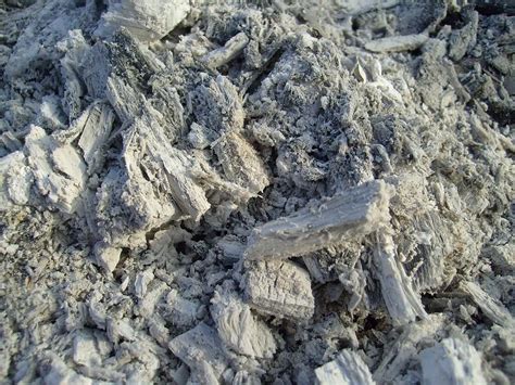 Экологическая польза использования золы от крашеных досок